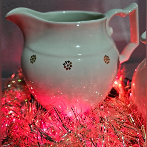 2PC Set Vintage Hall White Pitchers w/Gold Snowflakes Starburst Pattern - Picture 4 of 10